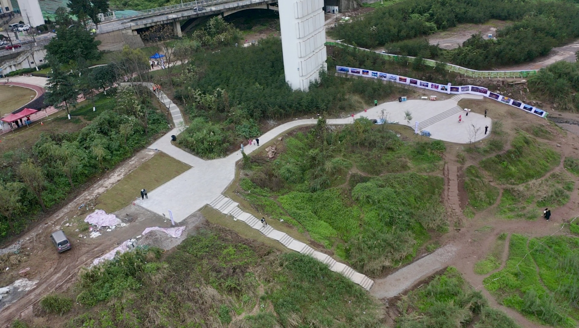 Decai Shares completed the construction of Baijusi Yangtze River Bridge viewing platform